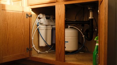 Under sink reverse osmosis system installed in a kitchen cabinet